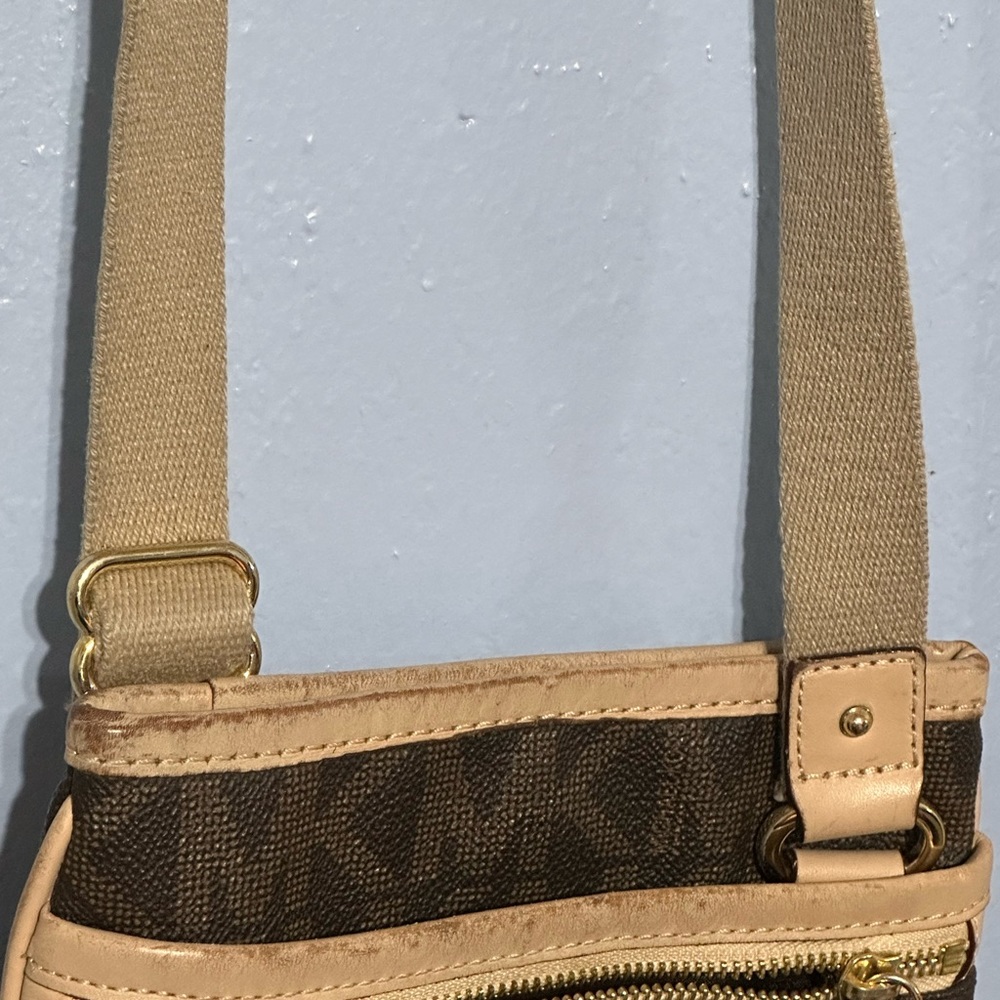 Michael Kors Crossbody - Picture 4 of 8
